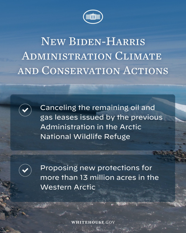 Plakat mit der Aufschrift "Neue Klimaschutz- und Naturschutzmaßnahmen der Biden-Harris-Regierung" vor einem Hintergrund aus Wolken, Wasser und Steinen.