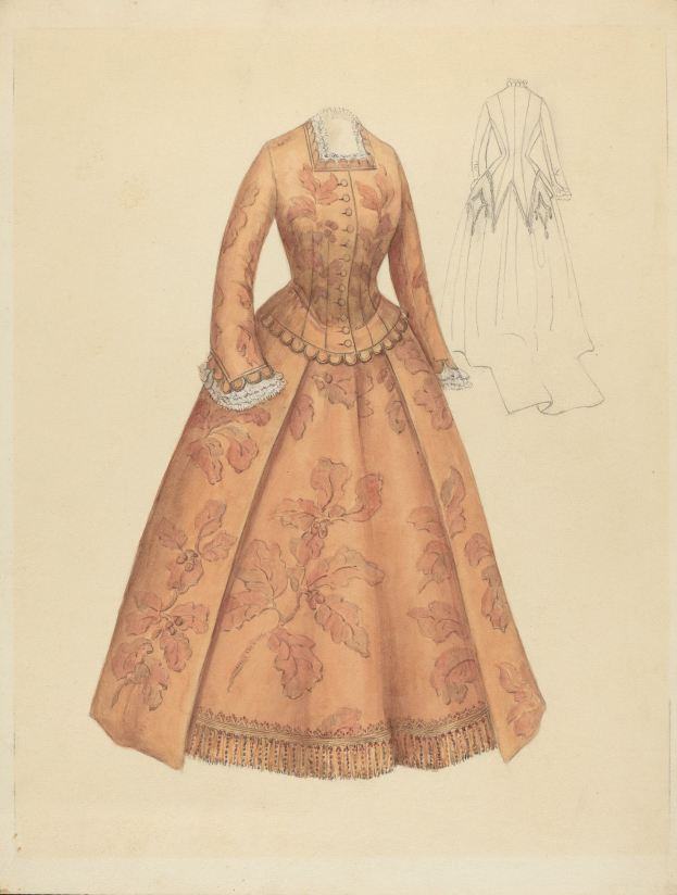 Eine detaillierte Zeichnung eines Kostümdesigns aus dem 18. Jahrhundert mit einem langen Kleid mit hohem Kragen, floral gemustertem Mieder in Rosa, Lila und Blau sowie einem bodenlangen Rock mit Spitzenbesatz vor einem hellblauen Hintergrund.
