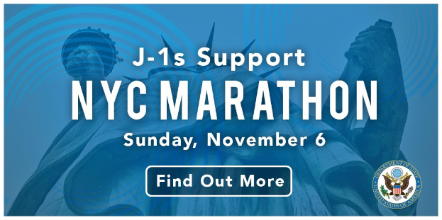 Plakat, das den New York City Marathon am Sonntag, den 6. November, mit dem Text "j-1s unterstützt NYC Marathon" und dem Logo des Events bewirbt.