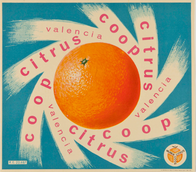 Ein Plakat mit einem leuchtend orangenfarbenen Orange in der Mitte und dem Text "Valencia Citrus Coop" in fetter, schwarzer Schrift drumherum.