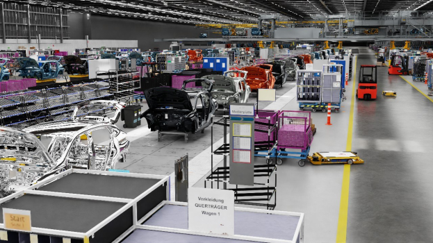 Große Fabrik-Montageband mit zahlreichen Autos in verschiedenen Produktionsstadien, Metallstrukturen auf beiden Seiten, eine Wand im Hintergrund und Deckenbeleuchtung.