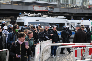 Empörung auf der Kneipenstraße in Halle (Saale): Wirte rebellieren gegen die WM-Sicherheitsbarrieren der Stadt - sie wollen kaum Fußball zeigen