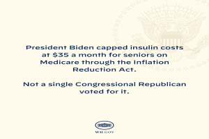 Plakat mit Logo und Text, der besagt: "Präsident Biden beschränkte die Insulin-Kosten auf 35 Dollar pro Monat für Senioren mit Medicare durch das Inflation Reduction Act."